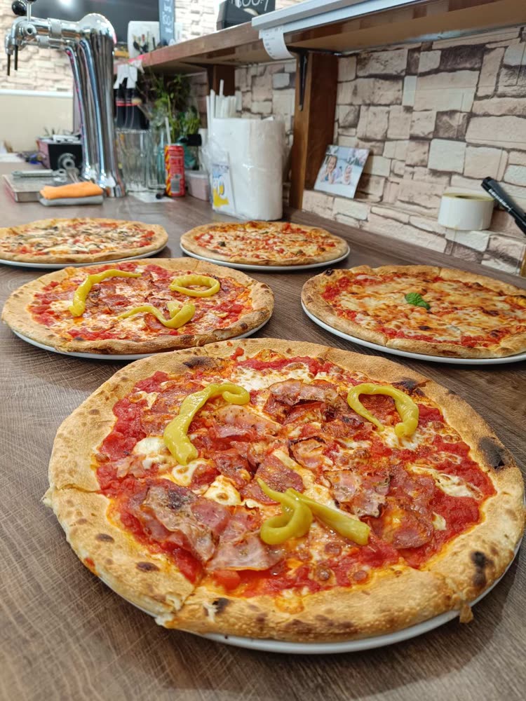 Öt frissen sült pizza a Pinocchio pultján