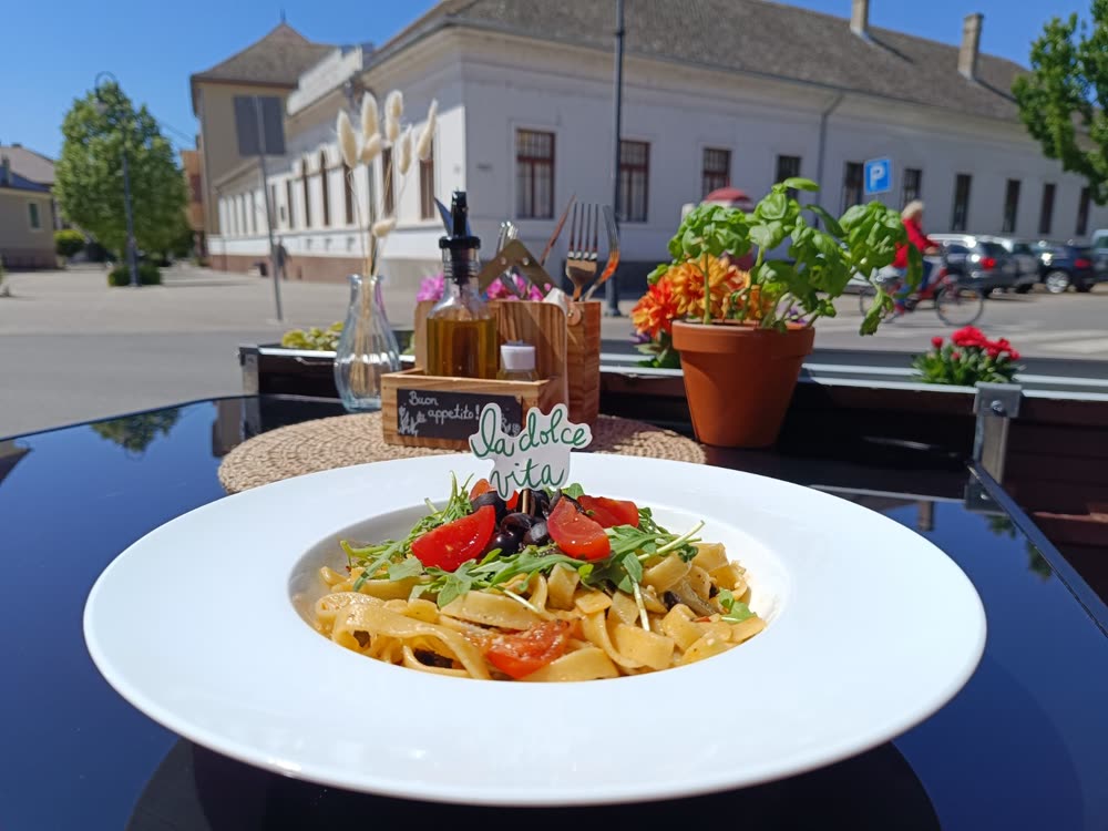 Rukkolás, olívabogyós tagliatelle a teraszon